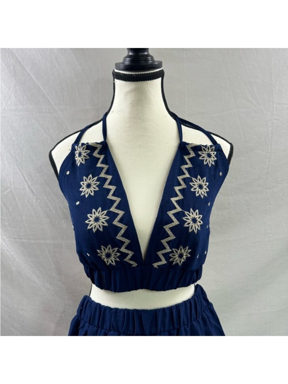 LAST ONE 🔥 Floral Embroidery Crop Tank Top And Loose Shorts Set Blue - Picture 8 of 10